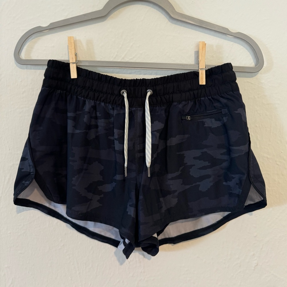 Vuori athletic shorts size small